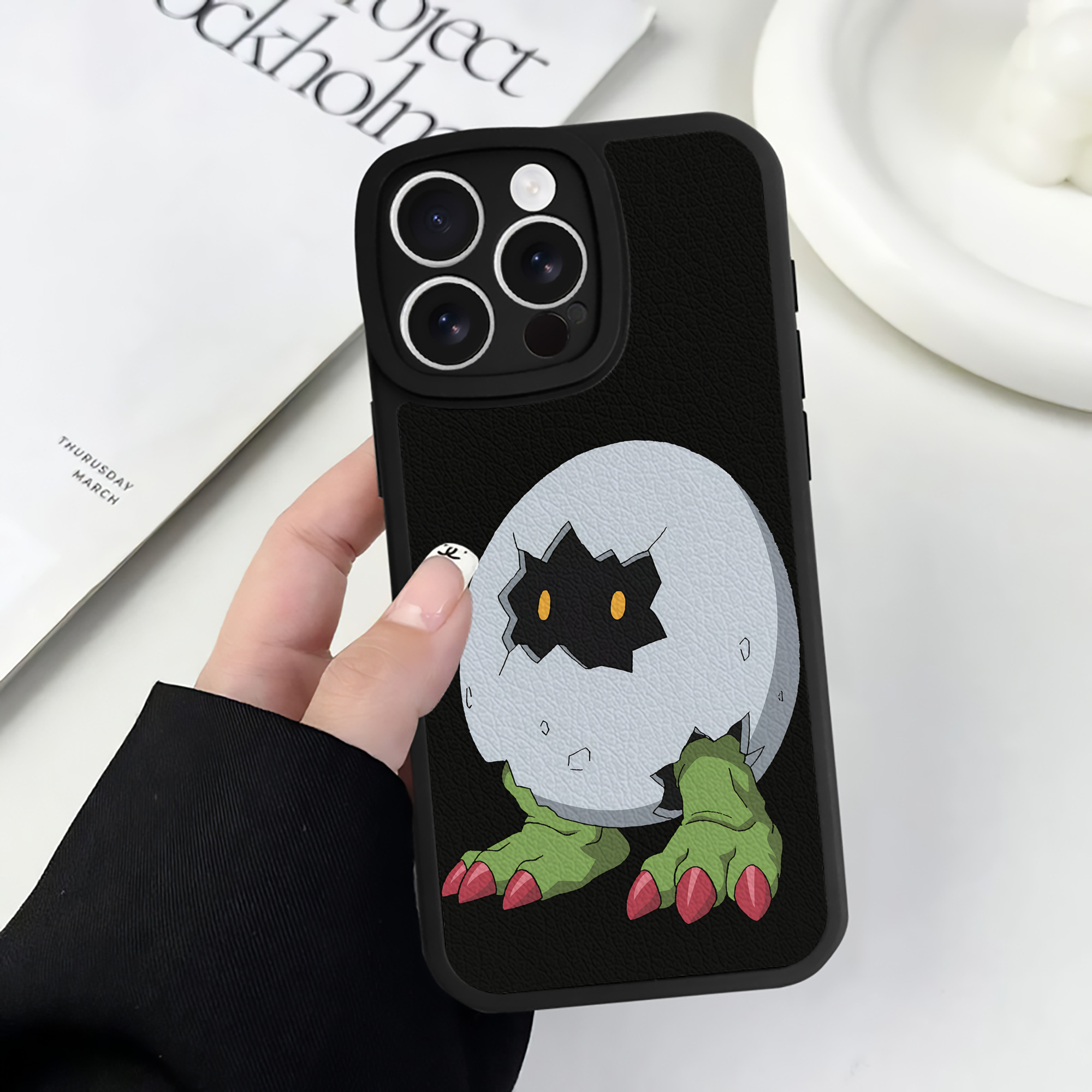 （画像用） Digimon デジタルモンスター/デジモン 【iPhone 16シリーズ対応】シリコンスマホケース（レザー調） 材質：シリコン